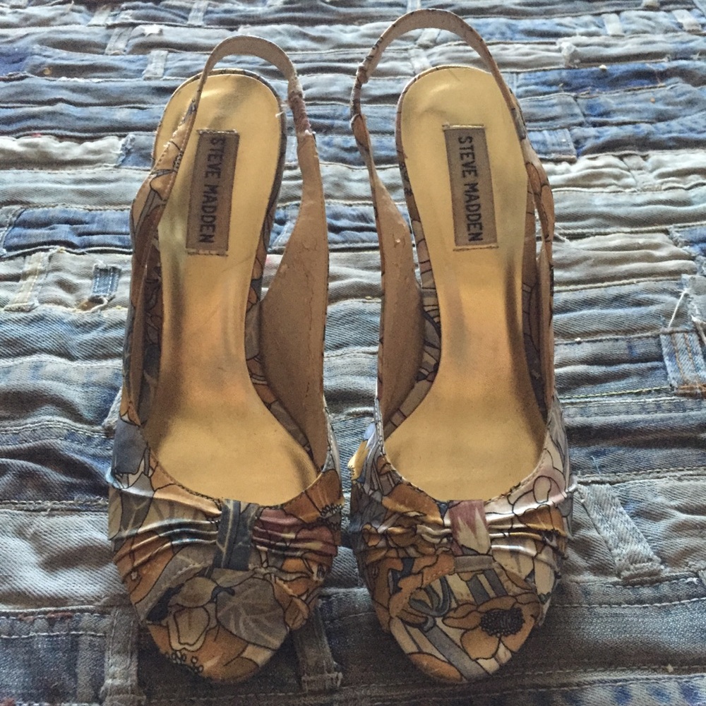 Peep toe strap back pump